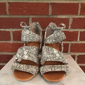 👡NWOT CORSO COMO ANTHROPOLOGY SNAKE PRINT WEDGE CHUNK HEEL 10M WHITE BLA…